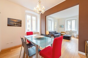 Appartement (3 Bedrooms) | Woonruimte | Een 32-inch flatscreentelevisie met satellietzenders en een televisie