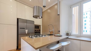 Apartment (3 Bedrooms) | Private kitchen | Fridge, microwave, oven, stovetop - JOIVY la Torre del Castello (Genoa)