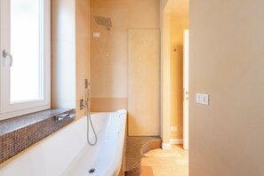 Apartment (3 Bedrooms) | Bathroom | Rainfall showerhead, hair dryer, bidet, towels