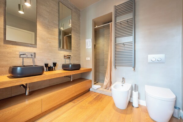 Apartment (3 Bedrooms) | Bathroom | Rainfall showerhead, hair dryer, bidet, towels