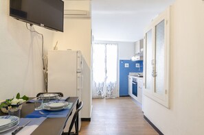 Apartment, 1 Schlafzimmer, eingeschränkter Meerblick | Eigene Küche | Kühlschrank, Ofen, Wasserkocher