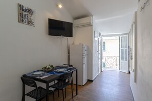 Apartment, 1 Bedroom, Partial Sea View | In-room dining - JOIVY Couzy Flat Baia del Silenzio (Sestri Levante)