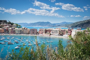 A coastal town with colorful buildings, a marina with numerous boats, and a clear blue sea. - JOIVY Brand New 1-Bedroom Flat with Balcony next to 2 Beaches in Sestri Levante (Sestri Levante)