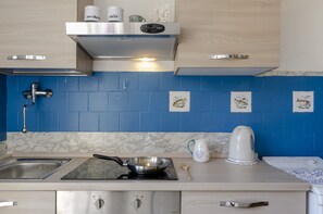 Departamento, 1 habitación, vista parcial al mar | Cocina privada | Refrigerador, horno y tetera eléctrica 