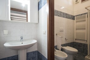 Apartment, 1 Bedroom | Bathroom
