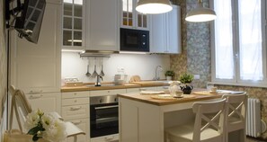 Apartment (1 Bedroom) | Eigene Küche | Kühlschrank, Mikrowelle, Ofen, Herdplatte