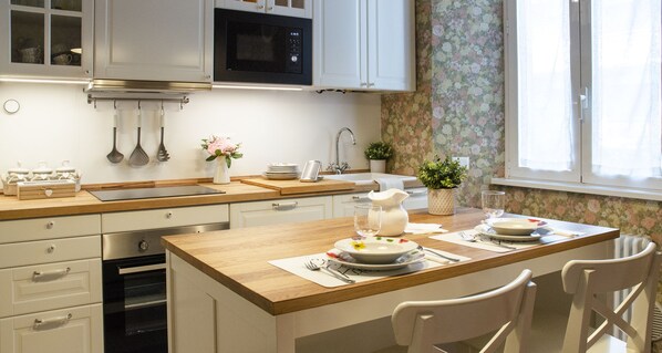 Apartment (1 Bedroom) | Eigene Küche | Kühlschrank, Mikrowelle, Ofen, Herdplatte