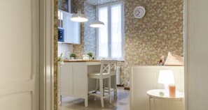 Appartement (1 Bedroom) | Salle de séjour | Télévision