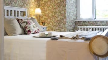 Apartment (1 Bedroom) | 1 bedroom, iron/ironing board, bed sheets