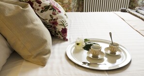 Apartment (1 Bedroom) | 1 bedroom, iron/ironing board, bed sheets - JOIVY Flowers Apartment 25 (Como)