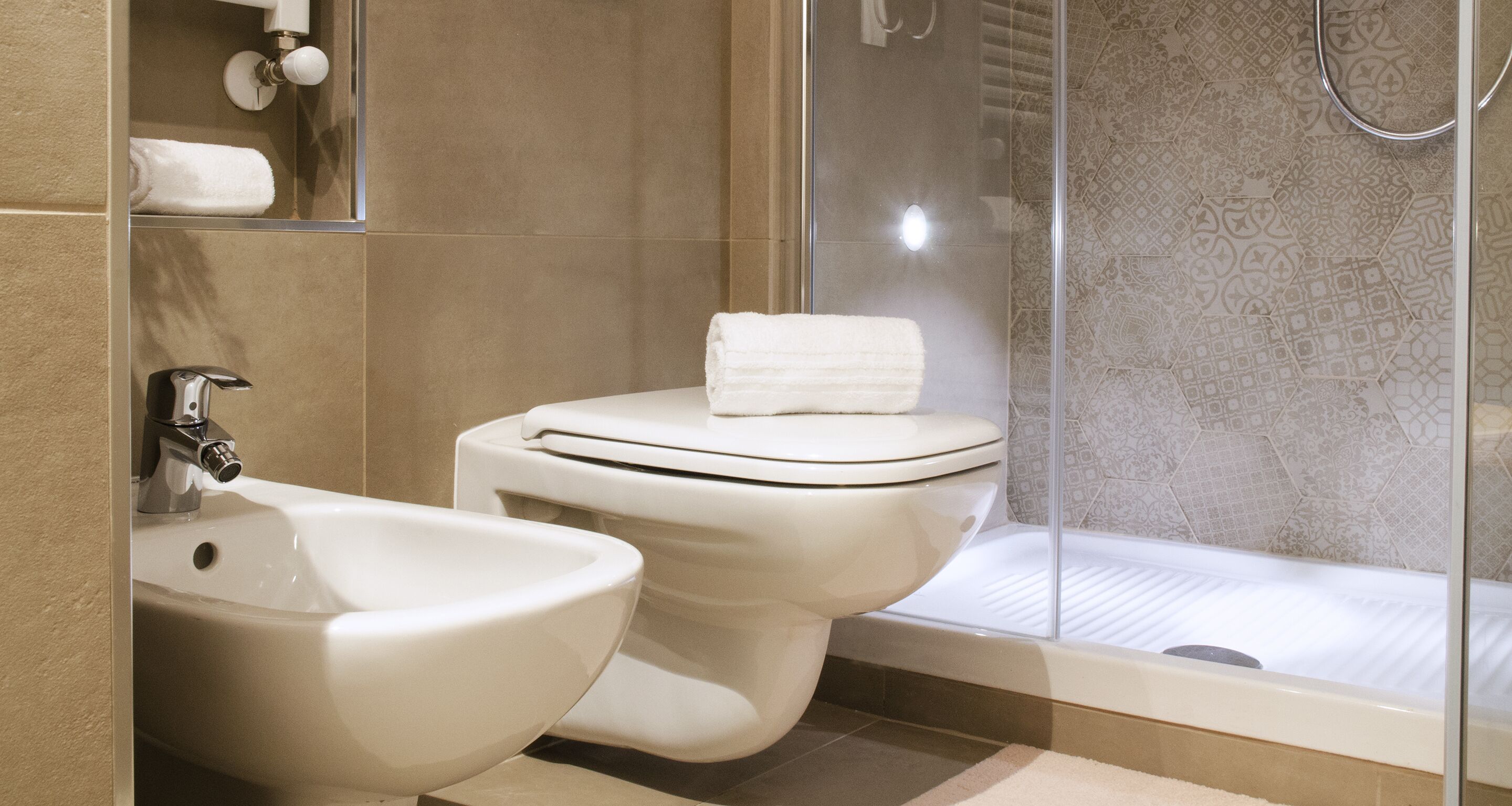 Apartamento (1 Bedroom) | Baño | Ducha, cabezal de ducha tipo lluvia, secador de pelo y bidé