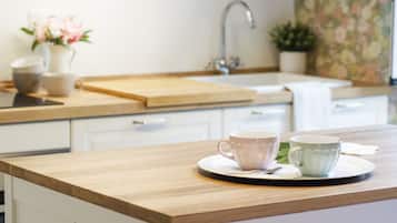 Apartment (1 Bedroom) | Private kitchen | Fridge, microwave, oven, stovetop