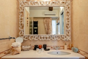 A bathroom with a large ornate mirror, a round sink, and a towel rack. - JOIVY Cà del Mar a Pochi Passi Dalla Spiaggia (Sestri Levante)