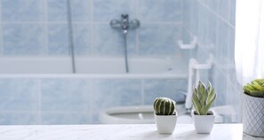 Apartamento, sacada (1 Bedroom) | Banheiro | Chuveiro com efeito de chuva, secador de cabelo, bidê, toalhas de banho