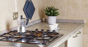 Apartment, Balkon (1 Bedroom) | Eigene Küche | Kühlschrank, Mikrowelle, Ofen, Herdplatte