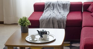 Lägenhet - balkong (1 Bedroom) | Vardagsrum | 30-tums tv med satellitkanaler