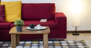 Apartamento, sacada (1 Bedroom) | Sala de estar | TV 30 polegadas com canais via satélite