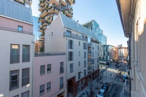 Un edificio urbano a più piani con balconi, ampie finestre e un mix di stili architettonici.