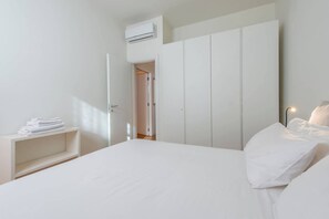 Appartamento, 1 camera da letto, vista città | 1 camera, una scrivania, postazione laptop, ferro/asse da stiro