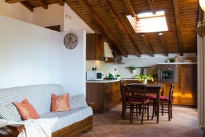 Appartement, vue sur le lac (1 Bedroom) | Salle de séjour | Téléviseur, foyer