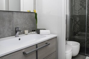 Apartment, 1 Schlafzimmer, Seeblick | Badezimmer | Dusche, Haartrockner, Bidet, Handtücher