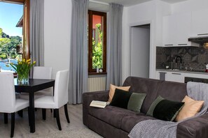 Apartment, 1 Schlafzimmer, Seeblick | Wohnzimmer | Fernseher