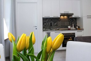 Appartement, 1 chambre, vue sur le lac | Cuisine privée | Réfrigérateur, un four, surface de cuisson, lave-vaisselle