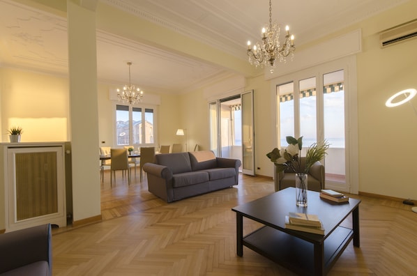 Apartment, Balkon, Meerblick (4 Bedrooms) | Wohnbereich | 32-Zoll-Flachbildfernseher mit Kabelempfang, Arbeitsbereiche