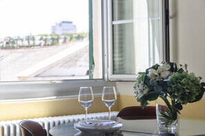 Appartement, 3 slaapkamers | Privékeuken | Een koelkast, een magnetron, een kookplaat, kookgerei, borden en bestek