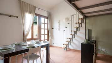 Apartamento, 1 quarto | Sala de estar | TV