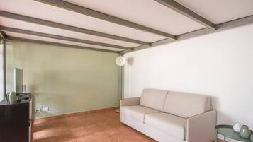 Apartamento, 1 quarto | Área de estar | TV