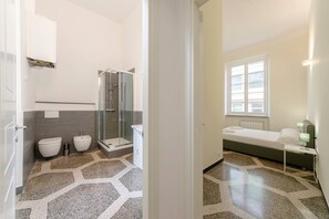 Appartement (3 Bedrooms) | Salle de bain | Douche, douche à « effet pluie », sèche-cheveux, bidet