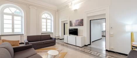 Apartment (3 Bedrooms) | Living area | TV
