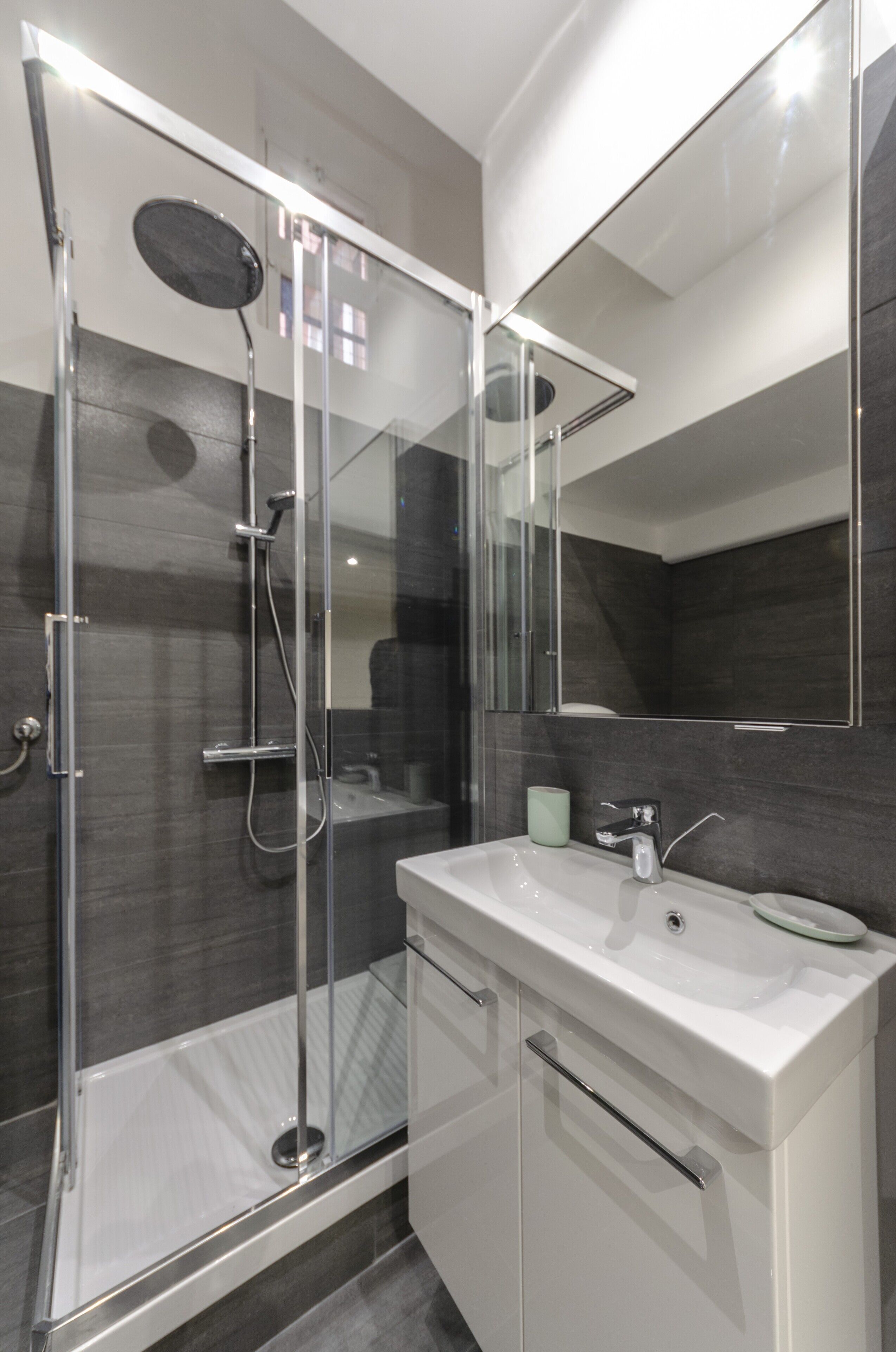 Apartment (3 Bedrooms) | Bathroom | Shower, rainfall showerhead, free toiletries, hair dryer