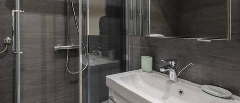 Apartment (3 Bedrooms) | Bathroom | Shower, rainfall showerhead, free toiletries, hair dryer