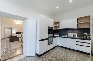 Apartment (3 Bedrooms) | Eigene Küche | Kühlschrank, Mikrowelle, Ofen, Geschirrspüler