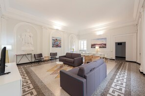 Appartamento (3 Bedrooms) | Area soggiorno | TV