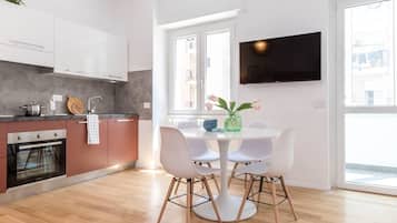 Appartement, 1 chambre | Cuisine privée | Réfrigérateur, micro-ondes, four, plaque de cuisson