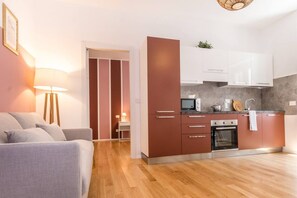 Apartamento, 1 quarto | Cozinha privada | Geladeira, micro-ondas, fogão, cooktop