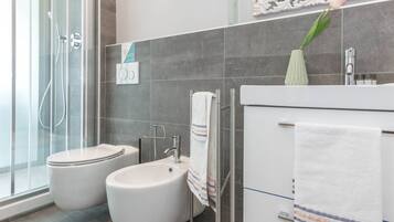 Apartment, 1 Bedroom | Bathroom | Shower, hair dryer, bidet, towels