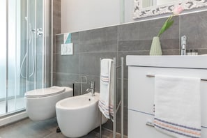 Appartamento, 1 camera da letto | Bagno | Doccia, asciugacapelli, bidet, asciugamani