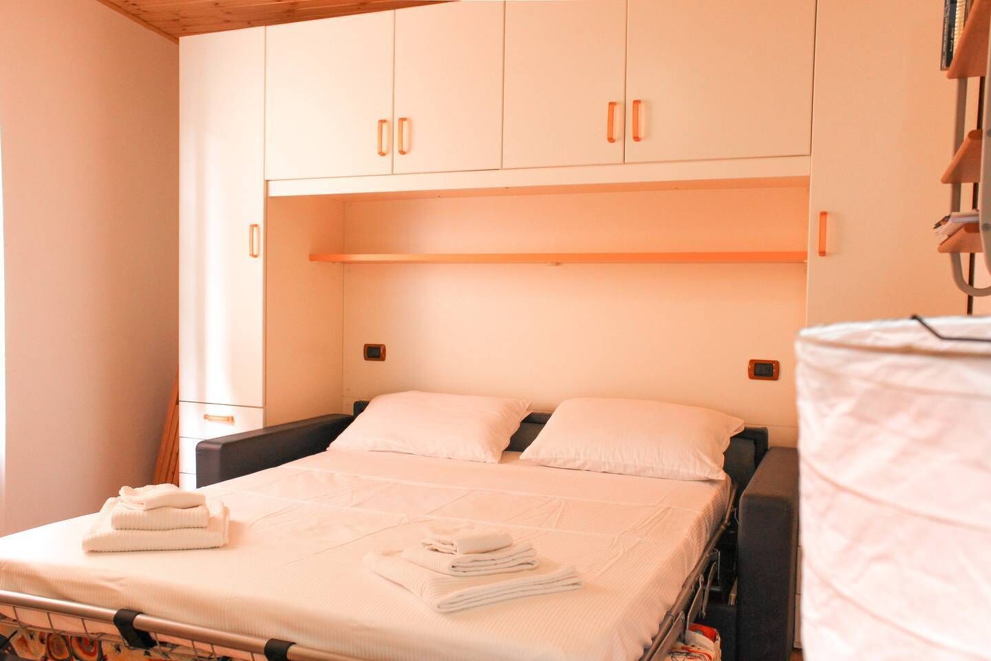 Iron/ironing board, free WiFi, bed sheets