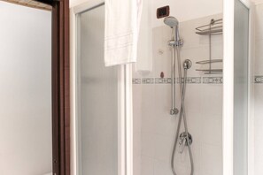 Studio | Badezimmer | Dusche, Haartrockner, Bidet, Handtücher