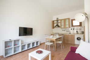 Apartamento, 2 quartos | Área de estar | TV