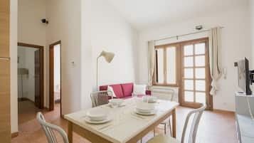 Apartment, 2 Bedrooms | In-room dining