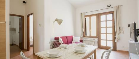 Apartment, 2 Schlafzimmer | Essbereich im Zimmer