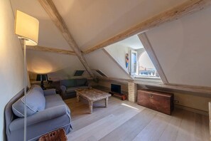 Apartment, 3 Bedrooms, Shared Bathroom | Living room | 20-inch TV with digital channels - JOIVY The Roof in Santa Margherita (Santa Margherita Ligure)