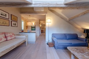Appartement, 3 chambres, salle de bains commune | Salle de séjour | Télévision de 20 pouces avec chaînes numériques