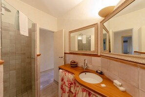 Apartment, 3 Schlafzimmer, Gemeinschaftsbad | Badezimmer