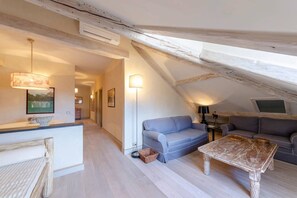 Apartment, 3 Schlafzimmer, Gemeinschaftsbad | Wohnzimmer | 20-Zoll-Fernseher mit Digitalempfang